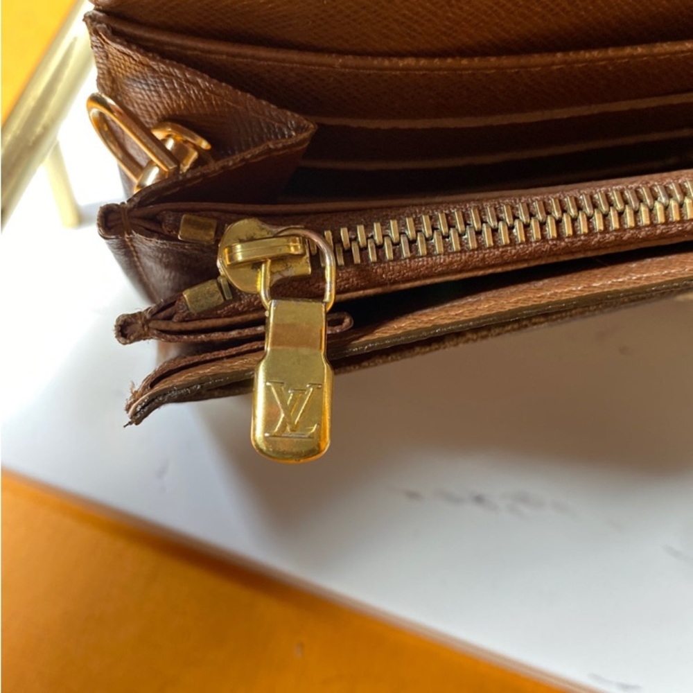 SOLDAuthentic Louis Vuitton Monogram Sarah Wallet - Picture 8 of 14